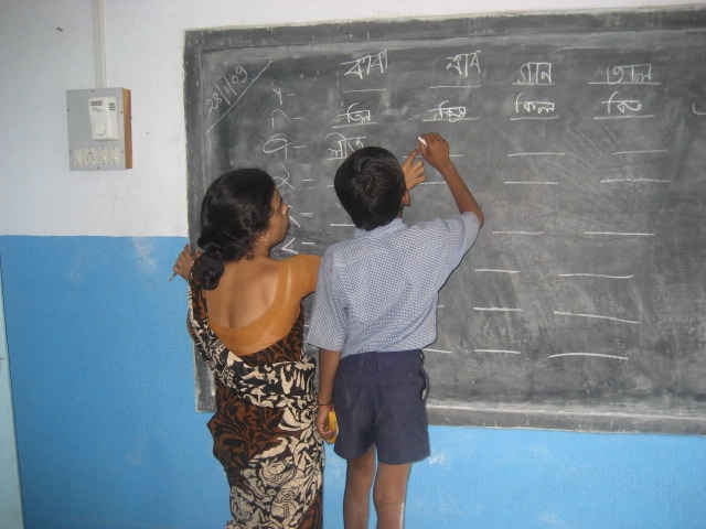 Educatrice Ashalayam au tableau avec un enfant